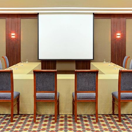 Sheraton Jeddah Hotel - Saudi Brothers Commercial Company Branch Exterior foto A projection screen in a meeting room
